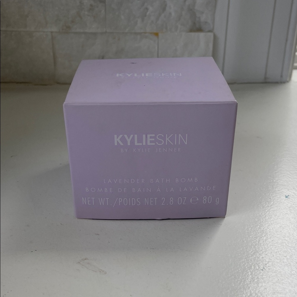 KYLIE SKIN Lavender Bath Bomb